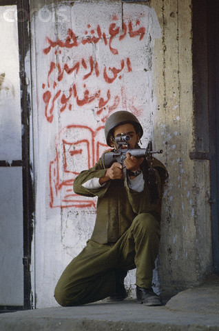 1993, Gaza, Gaza Strip --- An Israeli soldier aims his assault rifle during a 1993 Palestinian uprising in Gaza. --- Image by  Peter Turnley/CORBIS