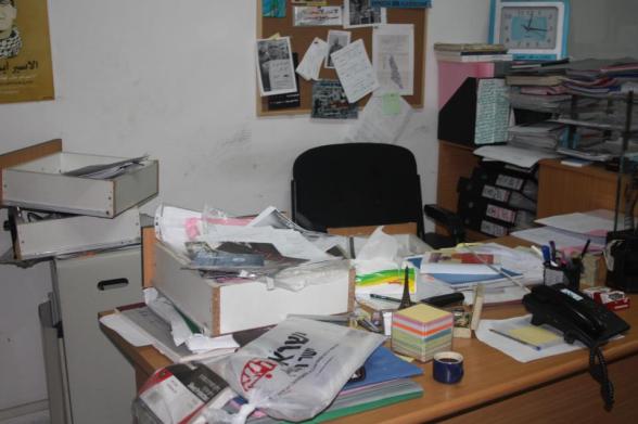 At 3 am this morning, the IOF raided Addameer's offices in Ramallah and damaged the office, confiscated computers, a hard drive and a video camera.الساعة الثالثة صباحا اقتحمت قوات الاحتلال مؤسسه الضمير وعاثت فسادا و قامت بتكسير المكتب