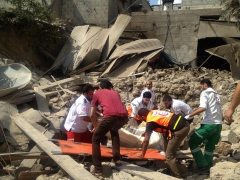 Pulling bodies from the rubble Shujayah Photo via  ‏@bbclysedoucet 