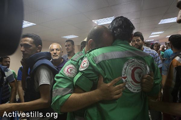 @activestills:  Medics mourn their collgues killed in #Shejaiya, reports on humanitrain ceasfire not fully kept #GazaUnderAttack 