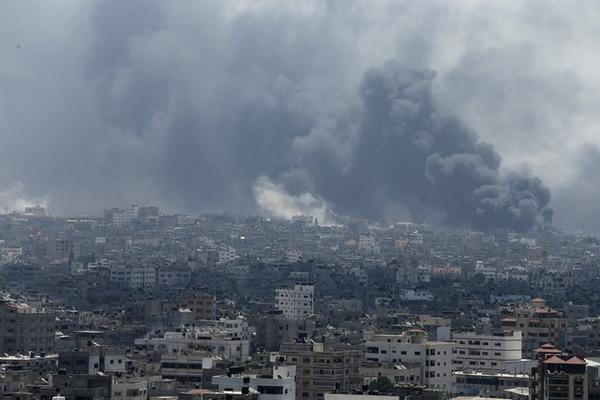 Shejaia burning today morning amid intense Israeli shelling - Photo via Reuters