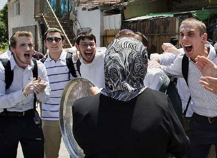 israeli-settlers-taunt-palestinian-woman.jpg