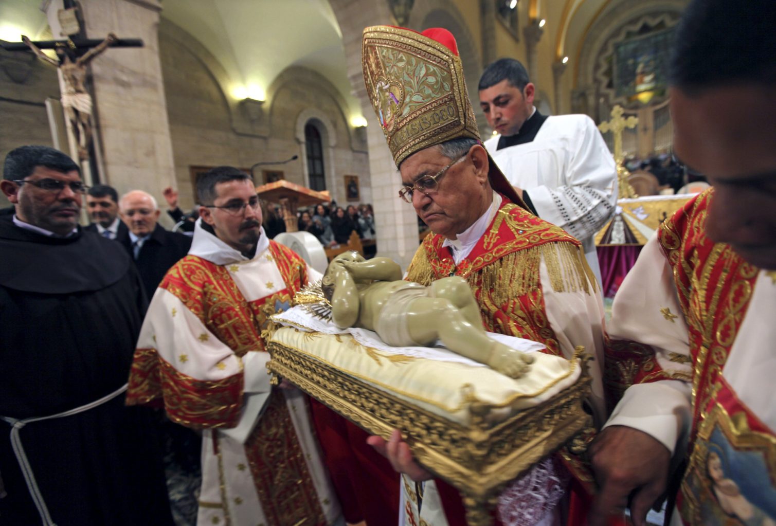 Католики празднуют крещение. Патриарх Иерусалима (латинский обряд). Евхаристия у католиков. Католическая месса. Празднование Рождества в церкви.